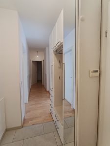Городской оазис: просторная 4х комнатная квартира с большим садом и гаражом в долгосрочную аренду