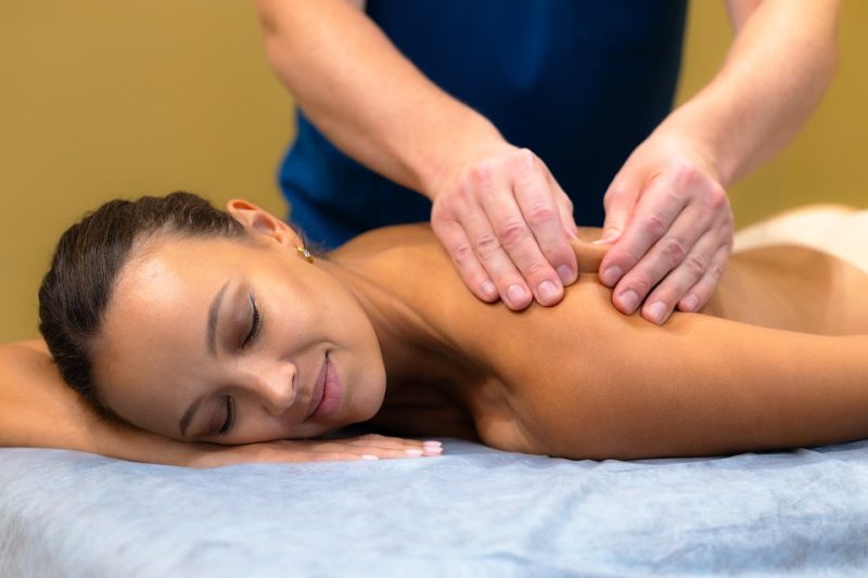 Массажист / массажистка (Masseur/in)